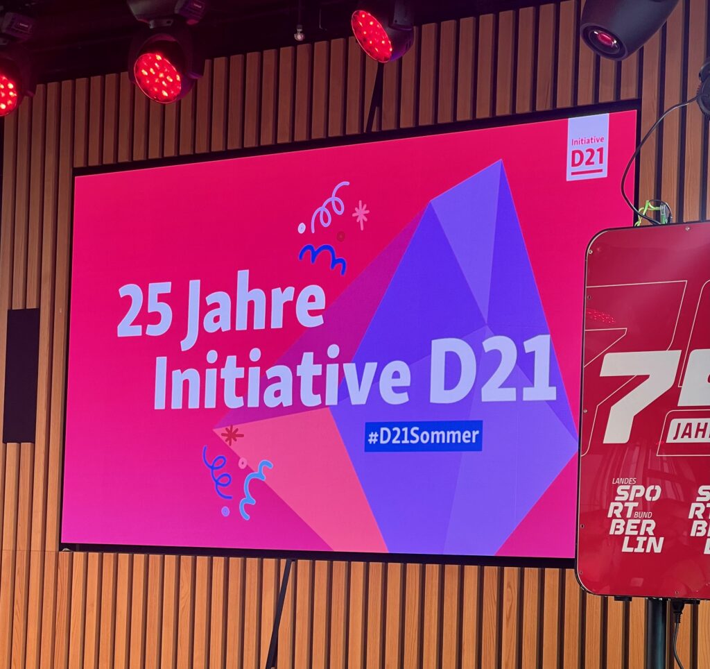 ein Monitor mit der Aufschrift 25 Jahre Initiative D21